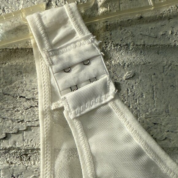 Vintage White Compression Bra – Adjustable Straps – Front Hook Closure – - Picture 6 of 9